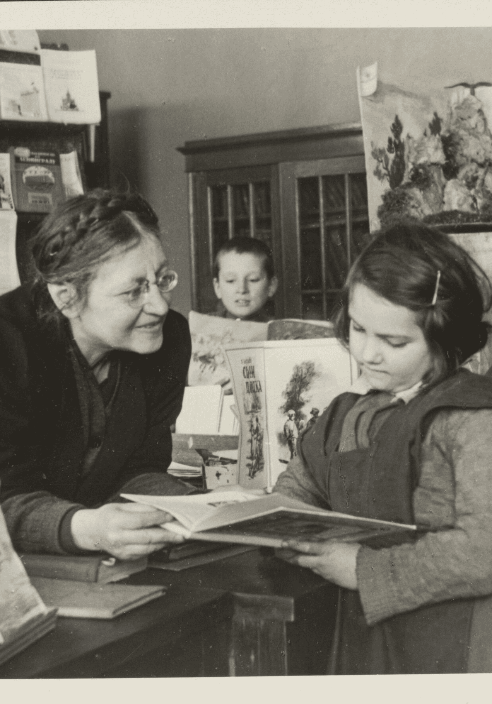 I. Baranov, Here and there in the Soviet Union, 1938-1951, photograph, 18 x 23.5 cm, Soviet Information Bureau Photograph Collection, Fung Library, Harvard University Library.
